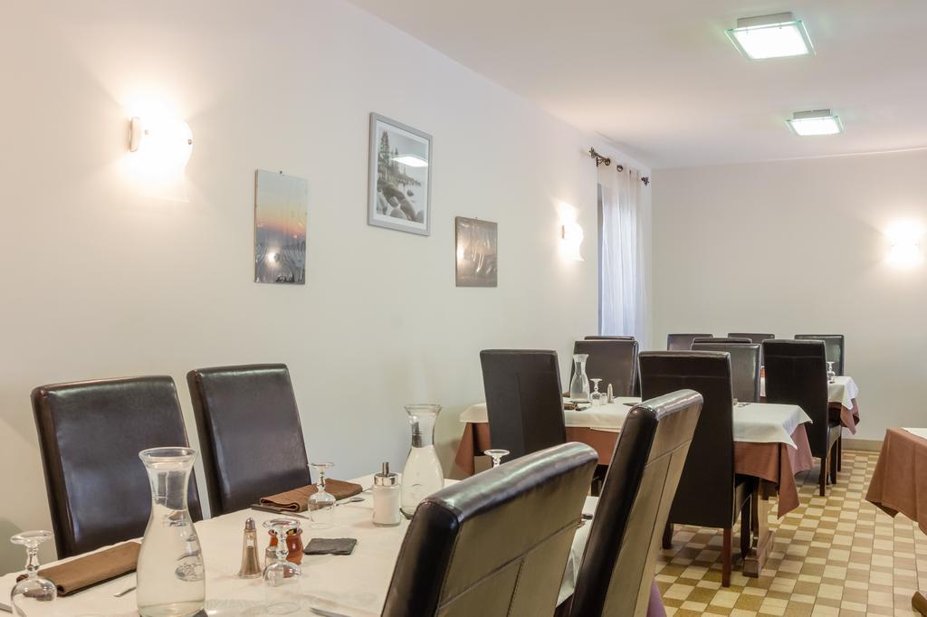 Logis Hotel Restaurant De La Dore Vertolaye Esterno foto
